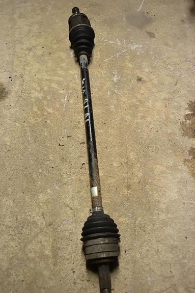 Nissan Almera -04 1.5 vetoakseli vasen