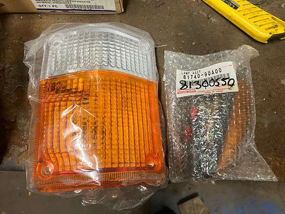 Toyota Land Cruiser Vasen Kulmalamppu+Sivuvilkku 80-