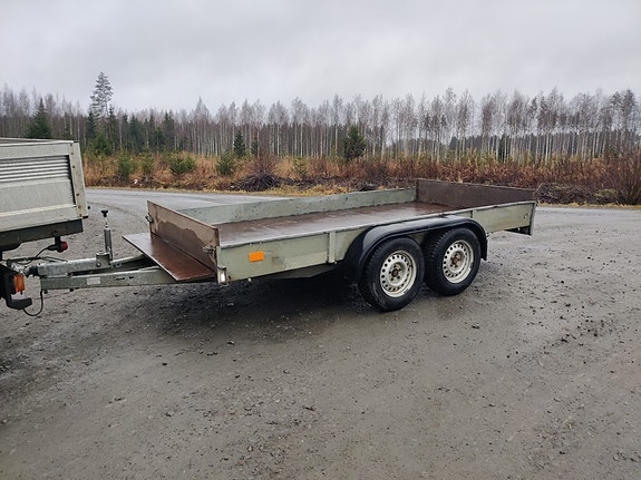 Teliperäkärry Kärppä jarrullinen, kantavuus 1210 kg, kahdet renkaat vanteilla