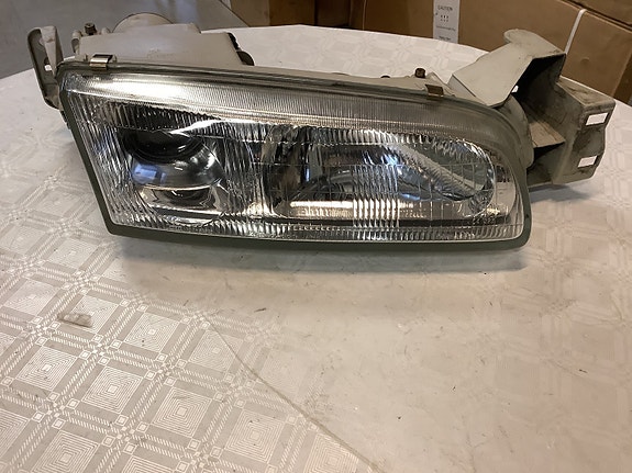 Koito100-81814 ajovalo Mazda 626