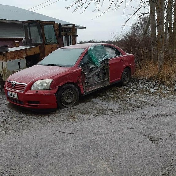 Toyota avensis -05