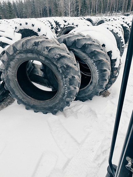 650/65R38 Käytetyt renkaat uusilla levikevanteilla