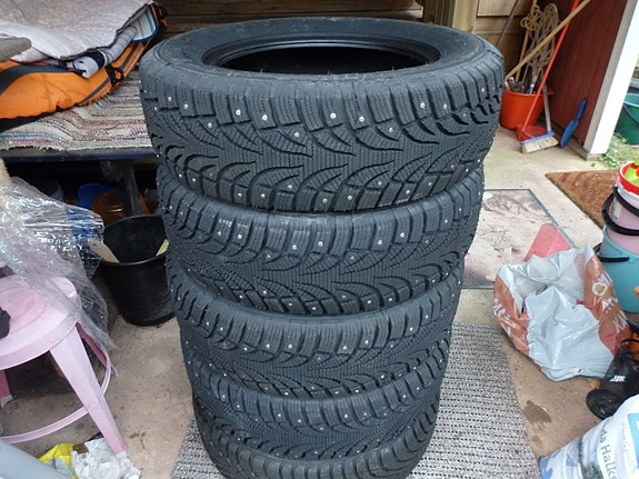 Uudet pinnoitetut 195/65R15 nastarenkaat rahteineen