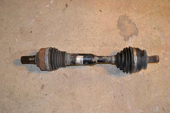 Volvo XC90 -08 D5 vetoakseli vasen