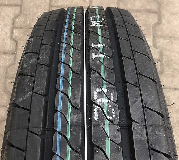 Ajamattomat Saetta 195/65R16C kesärenkaat rahteineen