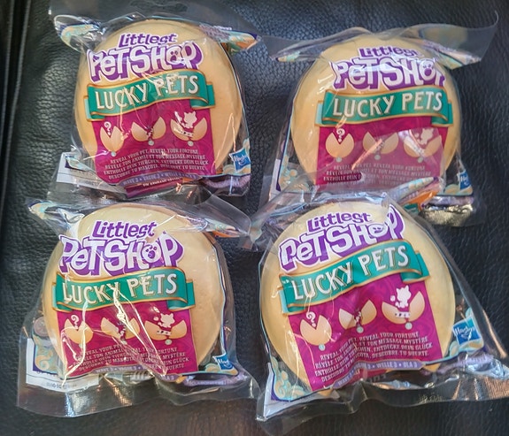 4 kpl aitoja, uusia PETSEJÄ , Littlest Pets: Shop LUCKY PETS lemmikkejä,