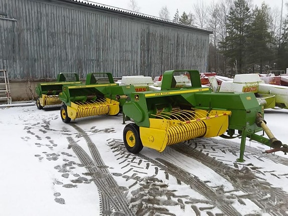John Deere 330 paalaimia hakusessa