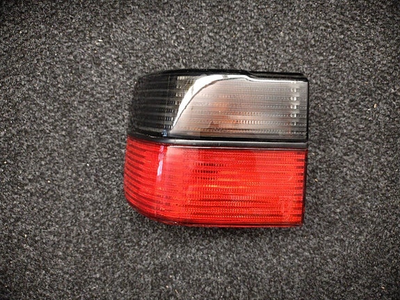 VW Vento vas. Takavalo (tummennettu)