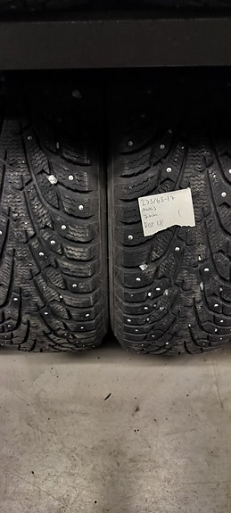 2kpl 235/65R17 Maxxis nastarenkaat