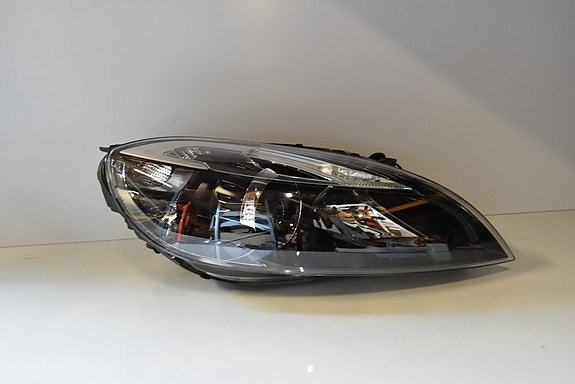 Volvo V40 -16 ajovalo oikea