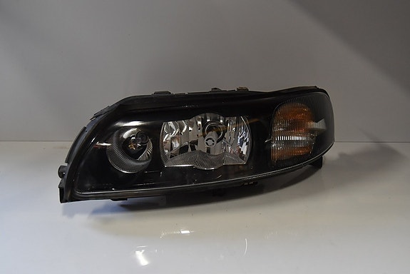 Volvo V70 -04 ajovalo vasen xen