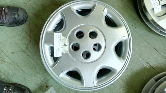 Toyota pölykapseleitä 14"