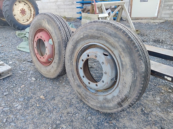Kuorma-auton 11R22.5 renkaat - 2kpl vanteilla
