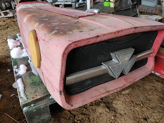 Konepelti Massey Ferguson 165 traktorista
