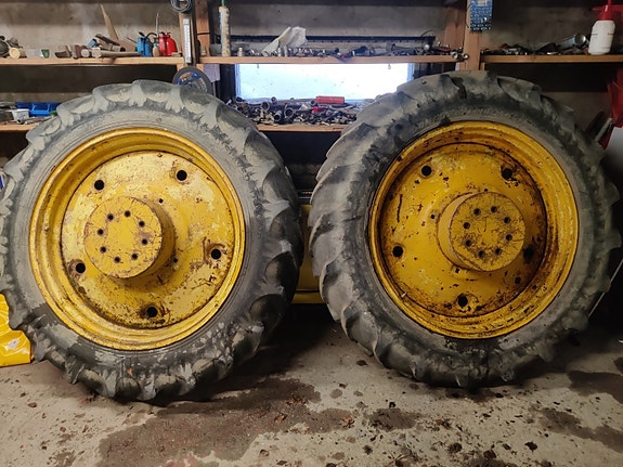 Traktorin renkaat 13.6/12x38 vanteilla
