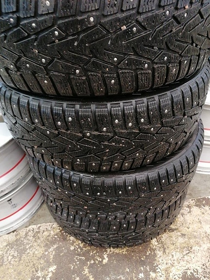 Nastarenkaat 215/65 R 17 nokian 4 kpl