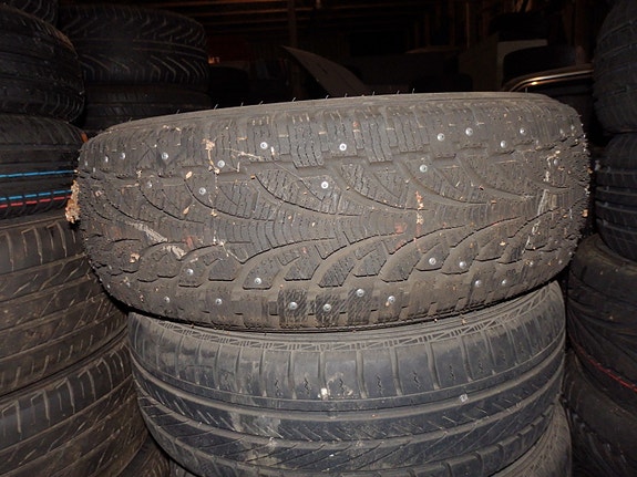 Ajamaton Pirelli 215/65R16C nastarengas halvalla