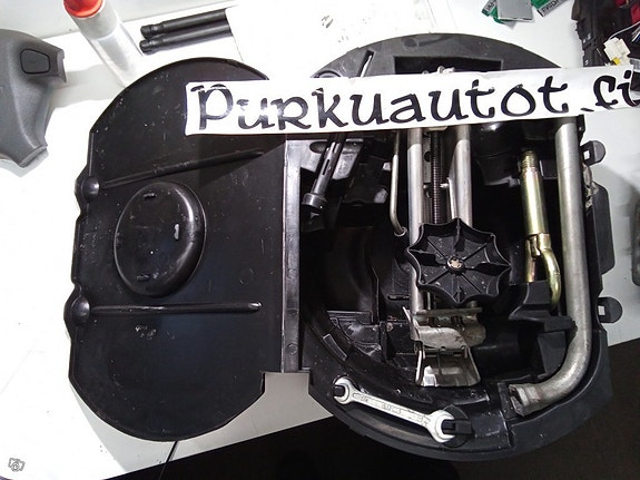 Vw polo renkaanvaihto työkalut 2004