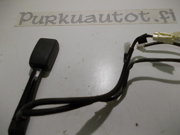 Toyota yaris 2010 turvavyön lukko etu oikea