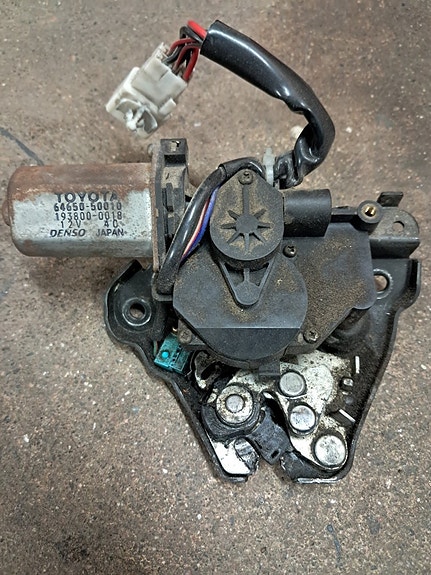 Lexus gs 300 350 430 450h takaluukun/tavaratilan lukon vastakappale 64650-50010