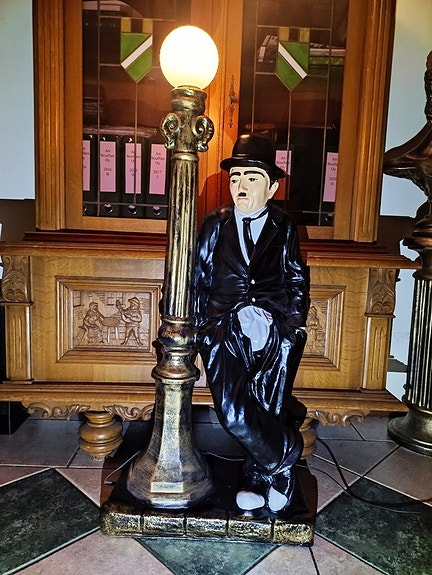 Patsaat: Chaplin valaisin B10