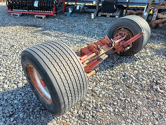 Peräkärryn akseli 445/45R19.5 leveillä renkailla