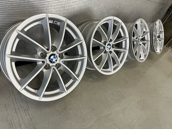 BMW 5-sarja G30 alkuperäiset vanteet tunnistimella.