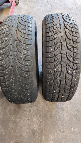 Kaksi vähän ajettua Hankook 225/60R18 nastarengasta