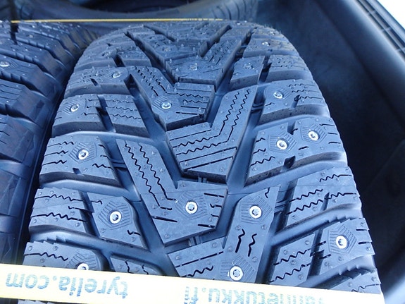 Uudet Hankook 205/60R15 nastarenkaat rahteineen