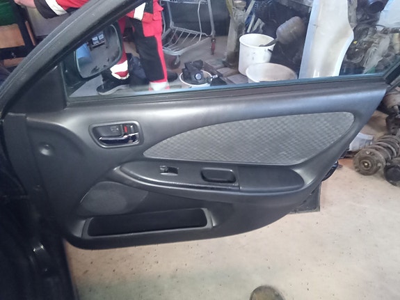 Toyota avensis oviverhoilu 2001