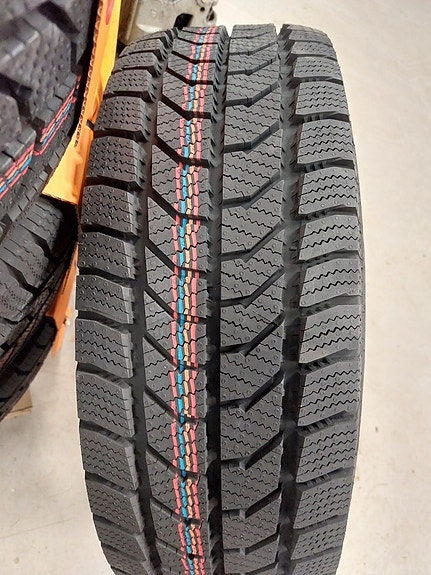 4kpl 215/65R16C Continental kitkat pakettiautoon
