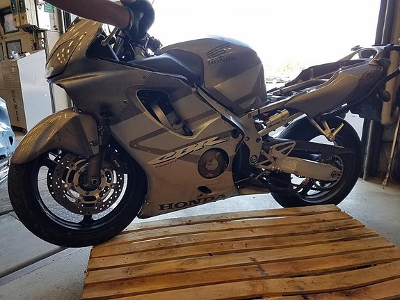 Honda CBR 600F F4i 2005 osia