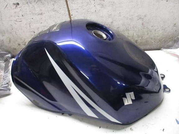 Suzuki GSX-R 600 2005 tankki ym osia