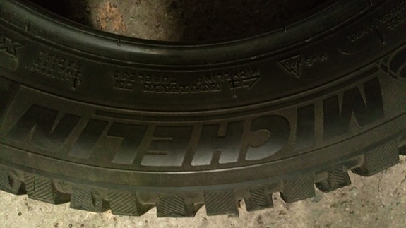 1x 215/55R16 Michelin X-Ice nastarenkaat