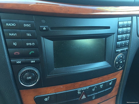 Mercedes E 211 Monitoimisoitin Isolla ja pienellä näytöllä