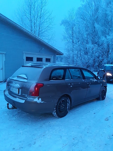 Toyota avensis -05