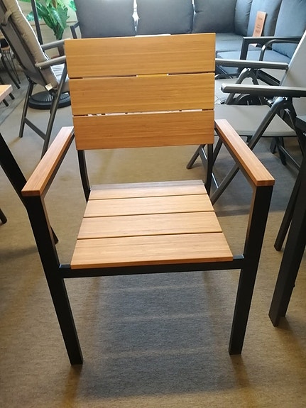 Erä pinottavia Bambu-tuoleja poistohintaan