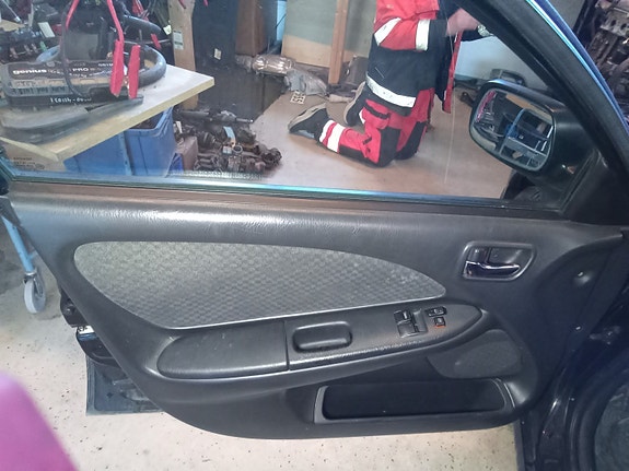 Toyota avensis oviverhoilu 2001