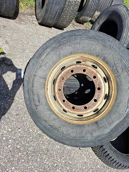 315/80R22.5 rengas 10 pulttisella vanteella.