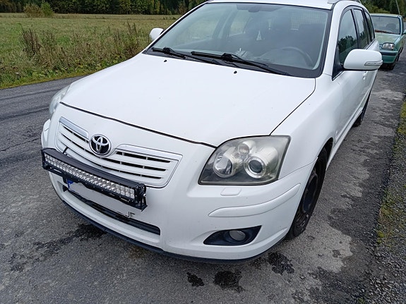 Toyota Avensis 2.0VVT-i farm. -07