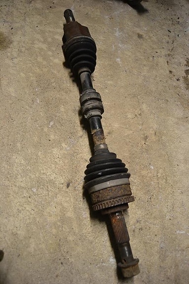 Nissan Primera -05 vetoakseli vasen