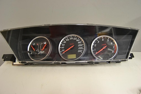 Nissan Primera -04 mittaristo