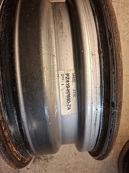 Toyota Hiace 15 tuuman vanteet 6 pulttiset. 4 kpl