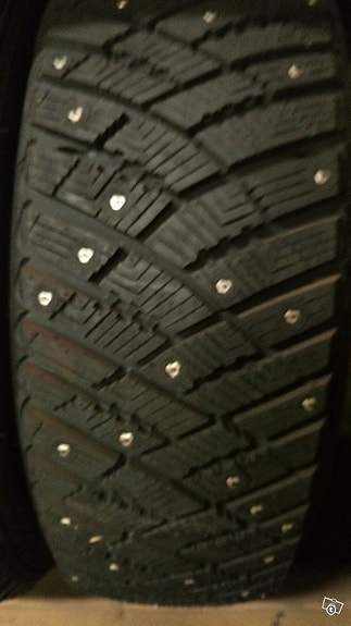 205\55R16 Goodyear UltraGrip nastarenkaat