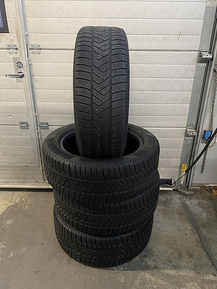 19-tuumaiset Pirelli scorpion winter Kitkarenkaat