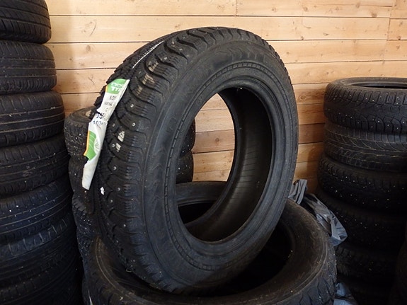 Ajamaton Nokian 205/65R16C nastarengas halvalla