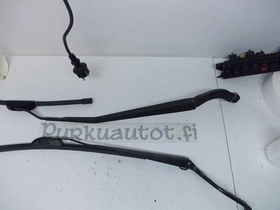 Nissan almera n16 pyyhkijän varret 2000