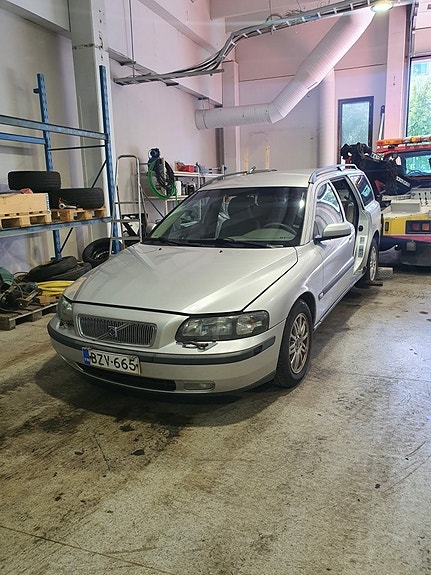 Volvo V70 D5 varaosina