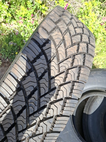 295/80R22.5 pinnoitettu.