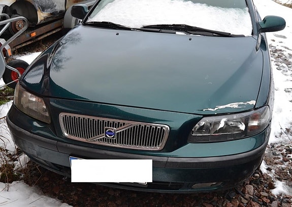 Volvo V70 2.4 bensa man. -02 varaosia